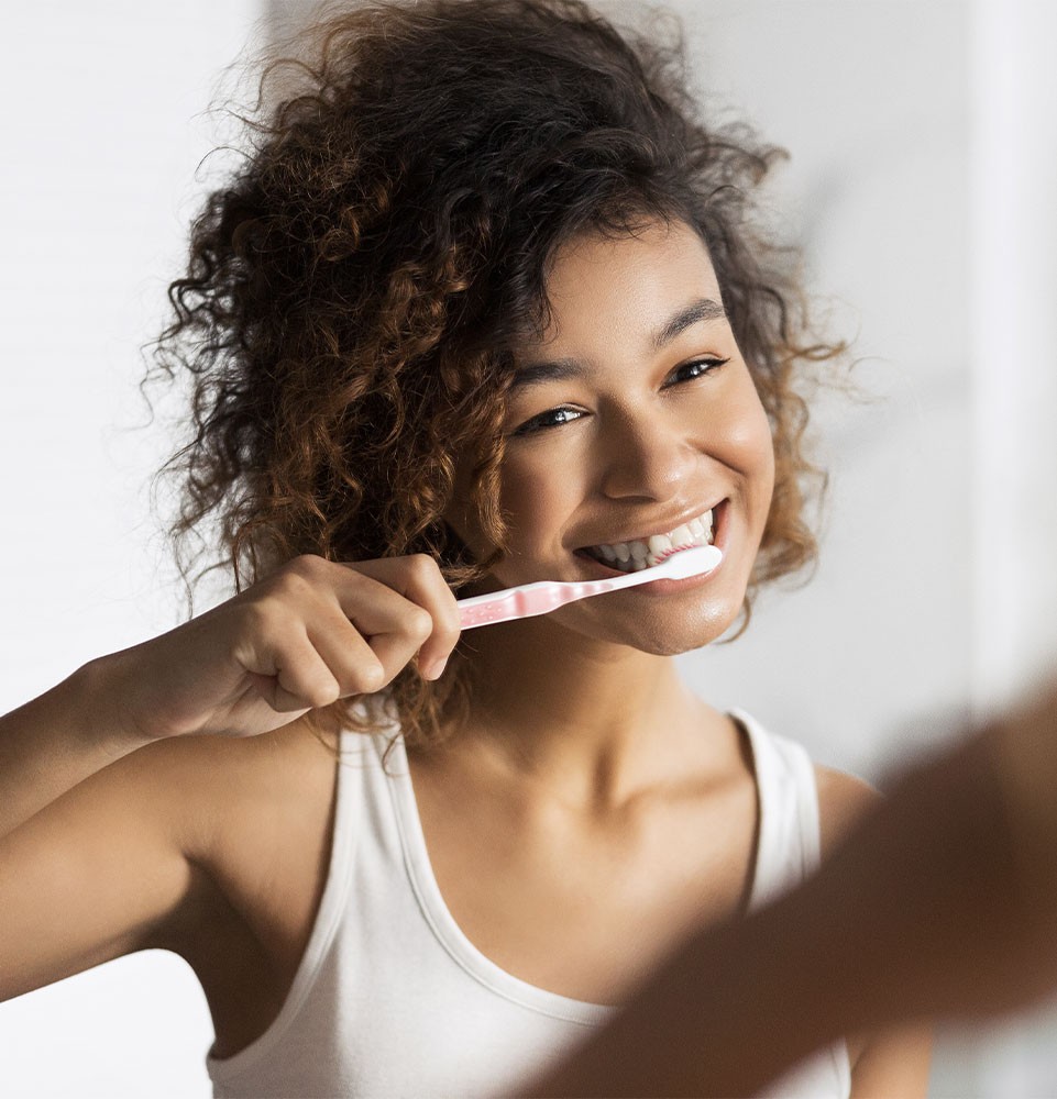 invisalign patient brushing their teeth